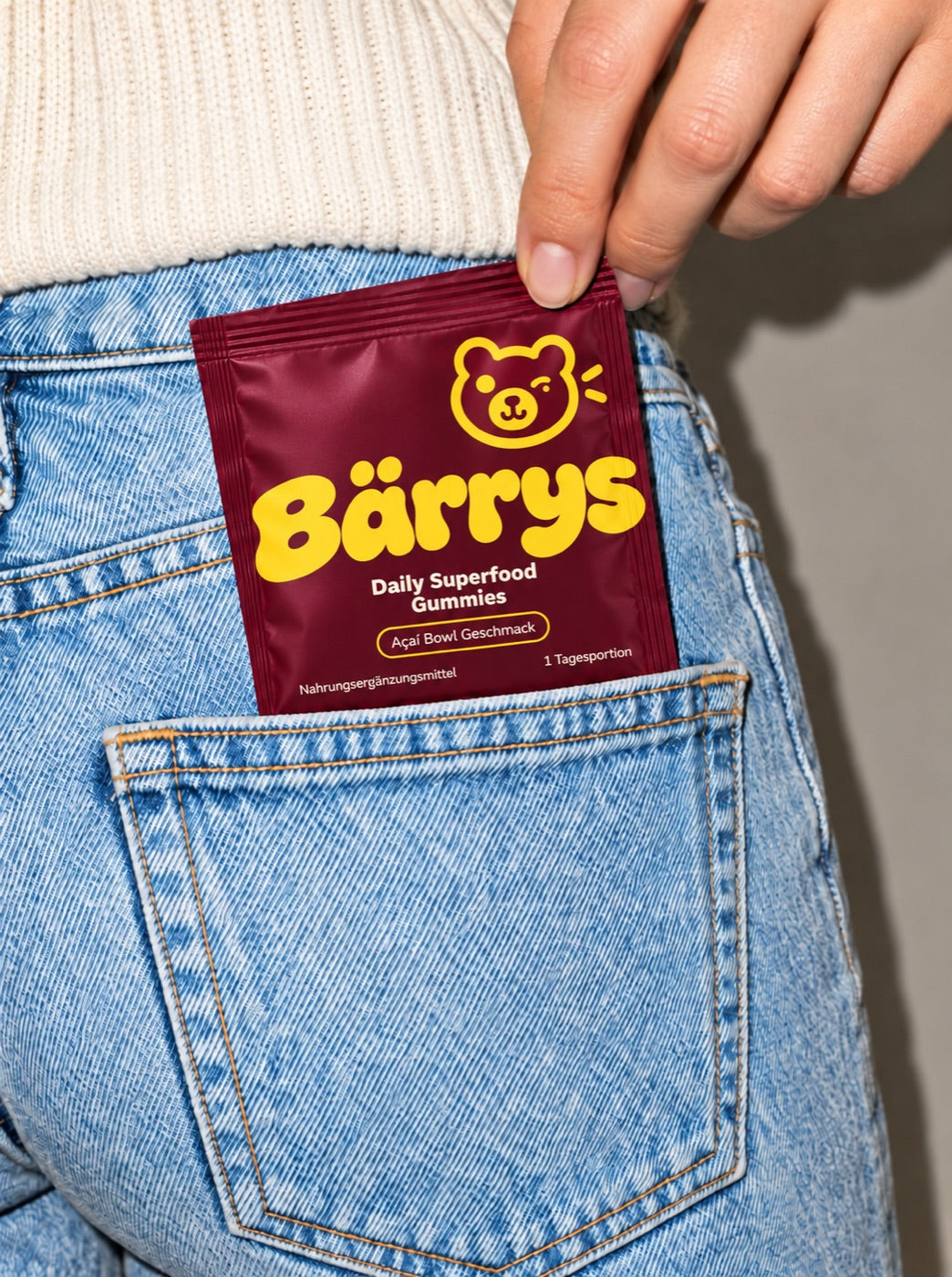 Bärrys Päckchen steckt in der Gesäßtasche einer Jeans
