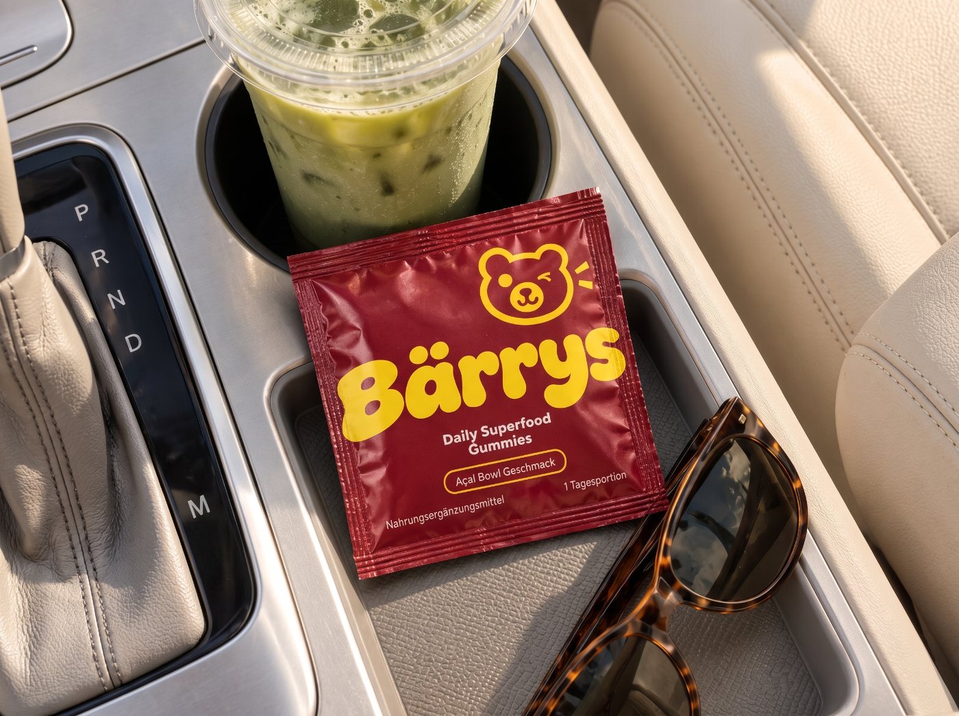 Bärrys Sachet in der Mittelkonsole neben Matcha und Sonnenbrille