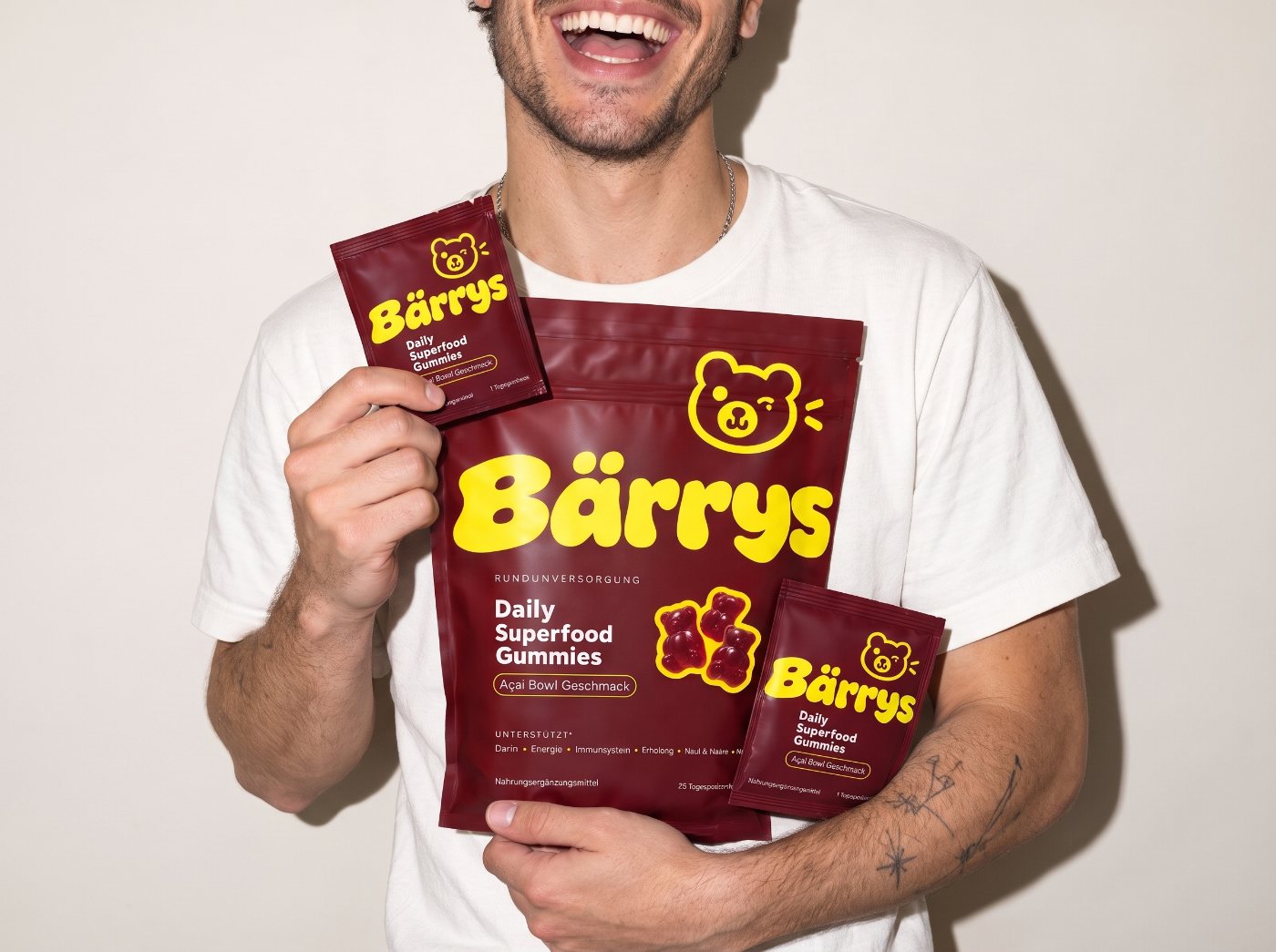 Mann hält Bärrys Beutel und zwei Sachets